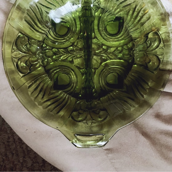 Vintage green glass dish with divider - footed - Picture 3 of 3